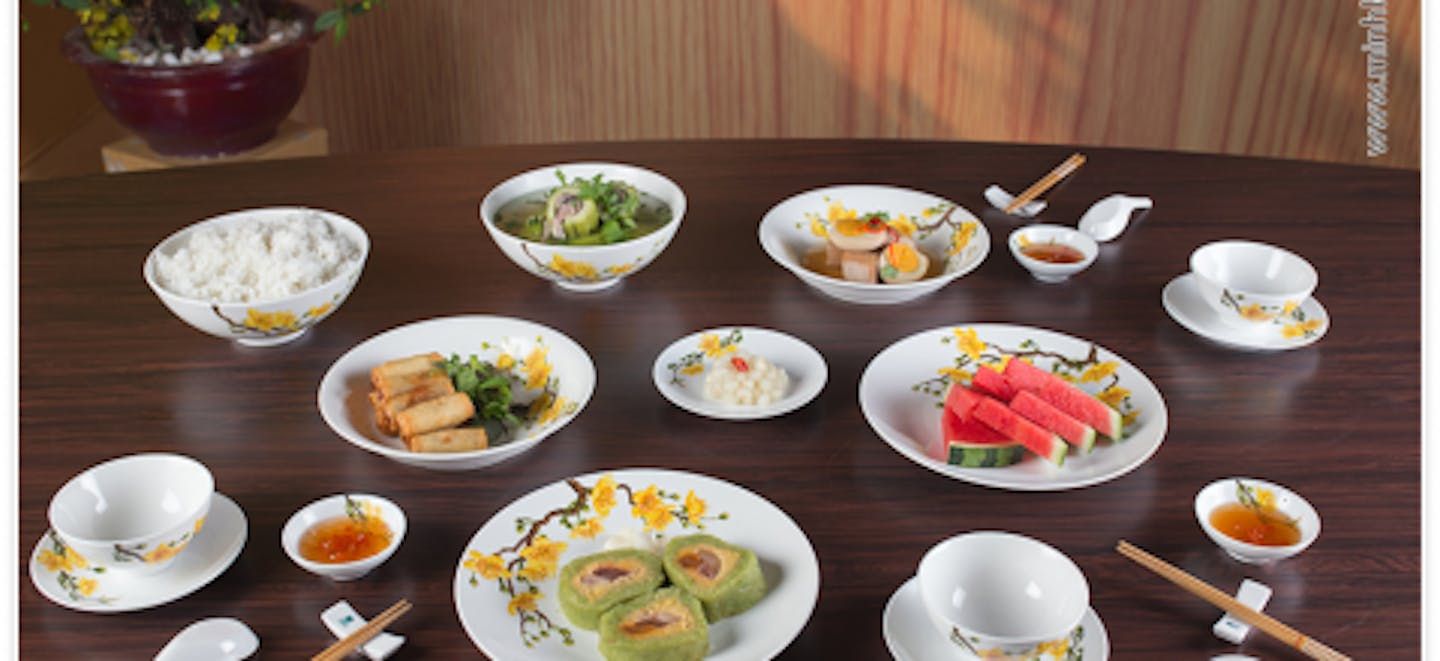 Trọn bộ sản phẩm chén đĩa Tết giá chỉ từ 330.000đ