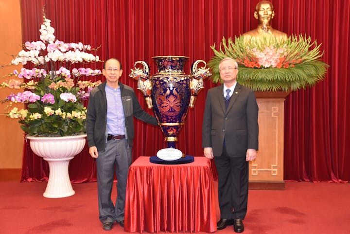 Cúp Lạc Hồng Minh Long là tặng phẩm chào mừng Đại hội Đảng lần thứ XIII