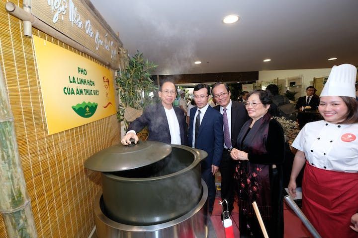 Nồi sứ Dưỡng sinh Minh Long đồng hành cùng “Ngày của Phở” 2020