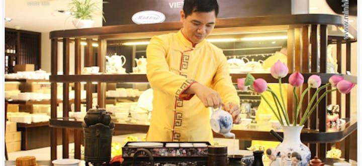 Nghệ nhân Hoàng Anh Sướng hướng dẫn cách pha trà trọn vị ngon dịp Trung thu