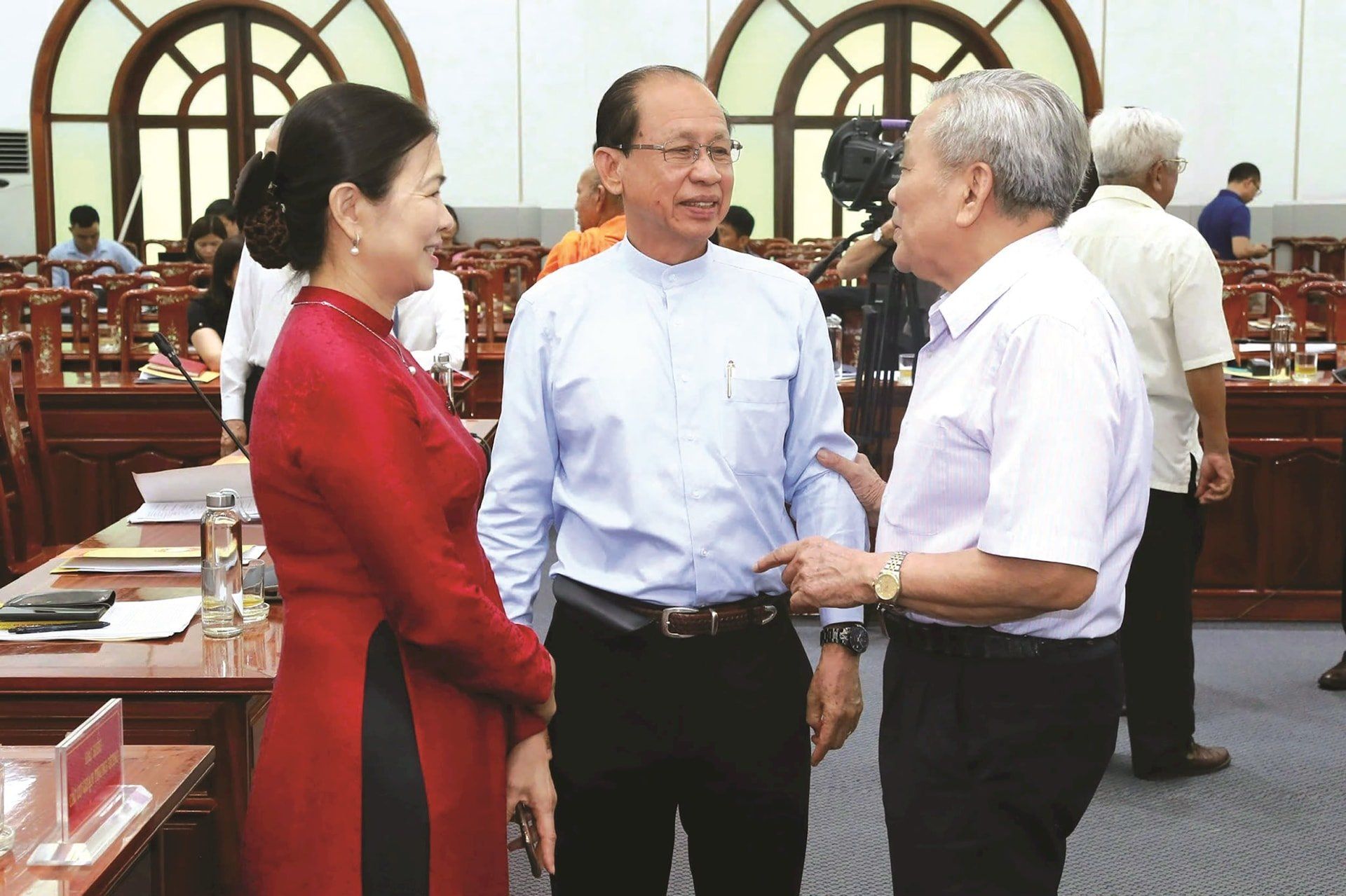 Ông Lý Ngọc Minh (giữa) trao đổi với các đại biểu tại Hội nghị Đoàn Chủ tịch UBTƯ MTTQ Việt Nam lần thứ hai (khóa IX), tháng 7/2020. Ảnh: Quang Vinh.