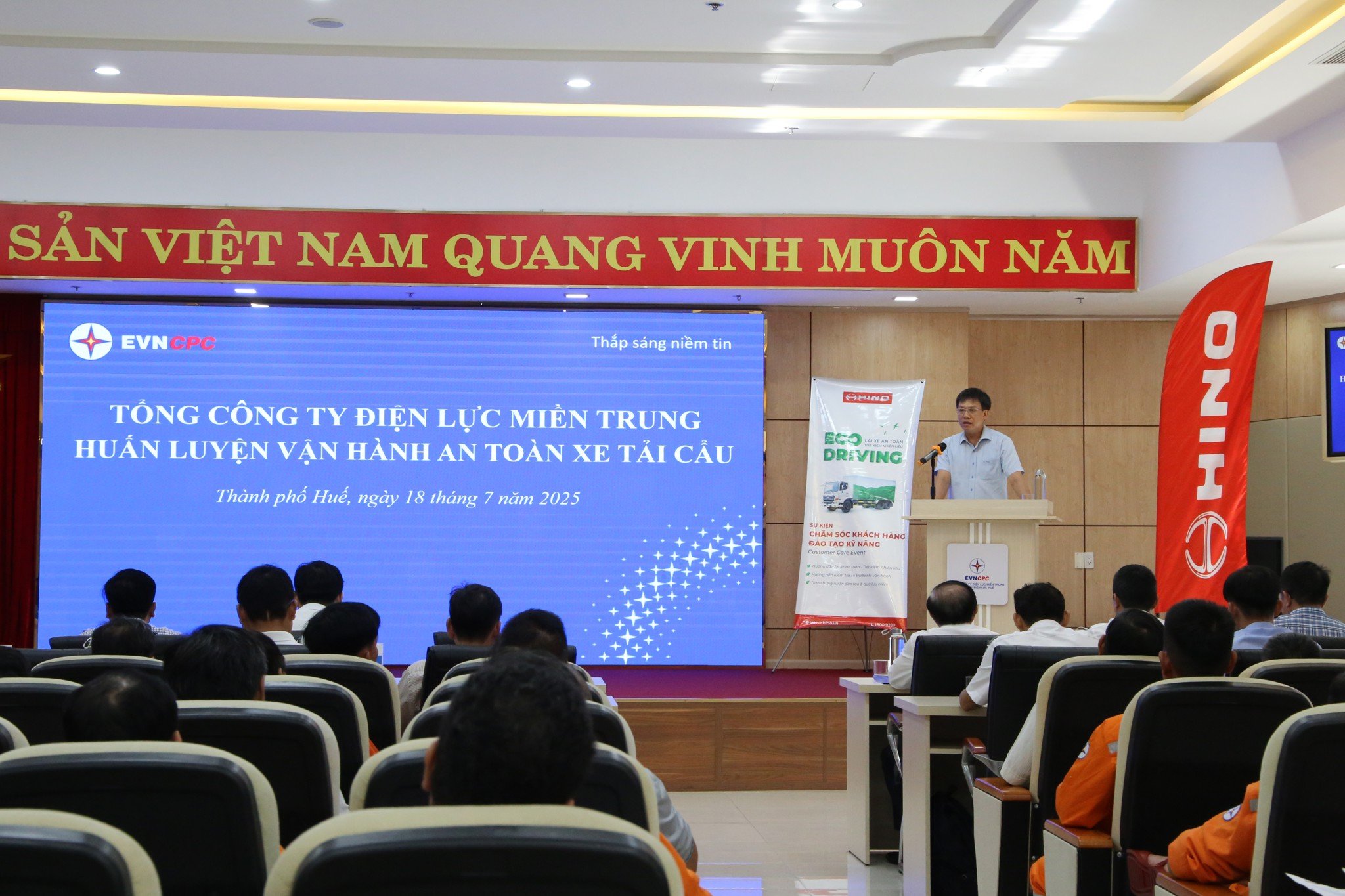 Đào tạo vận hành xe tải cẩu Điện lực miền trung