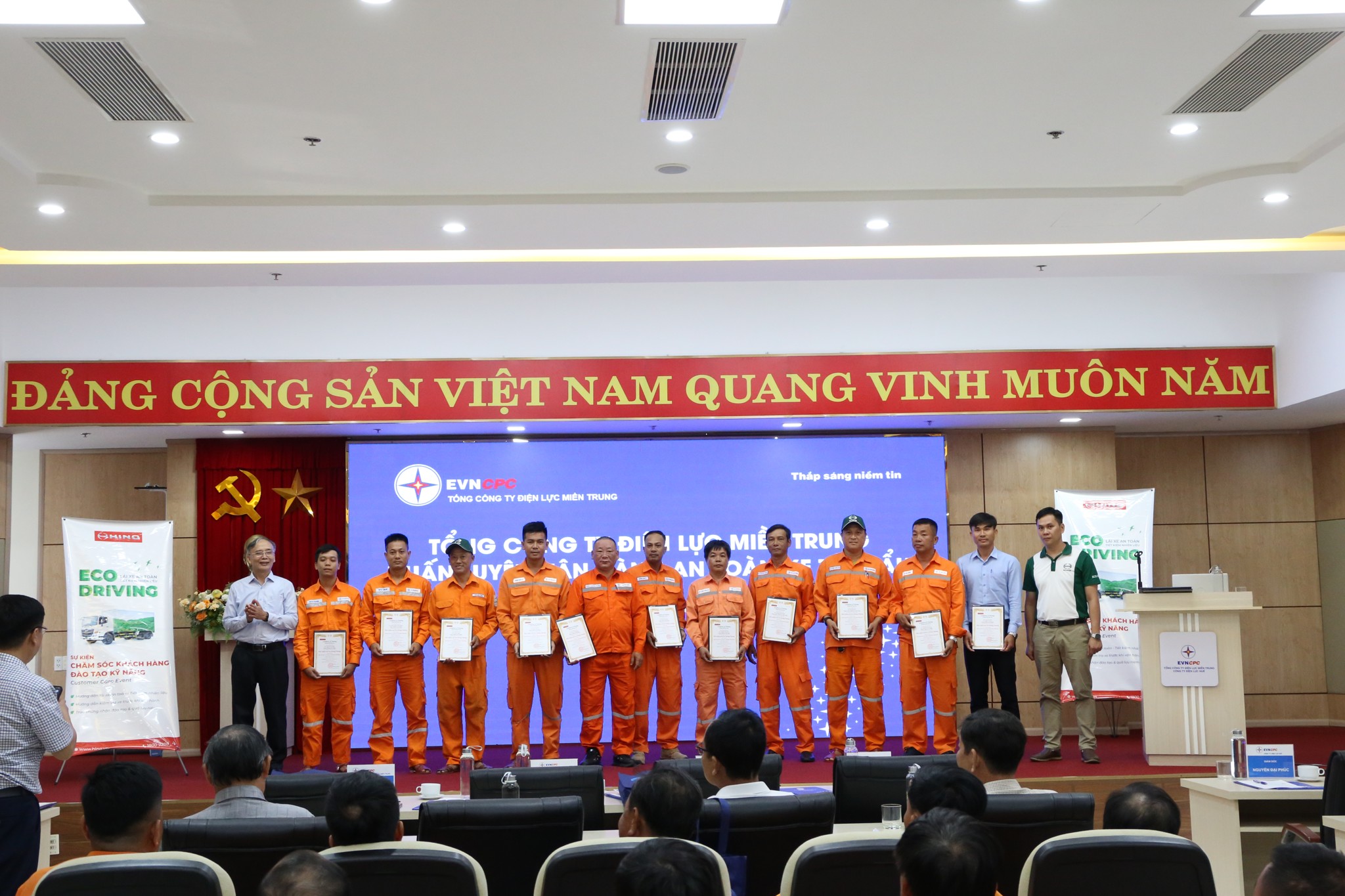 Đào tạo vận hành xe tải cẩu Điện lực miền trung