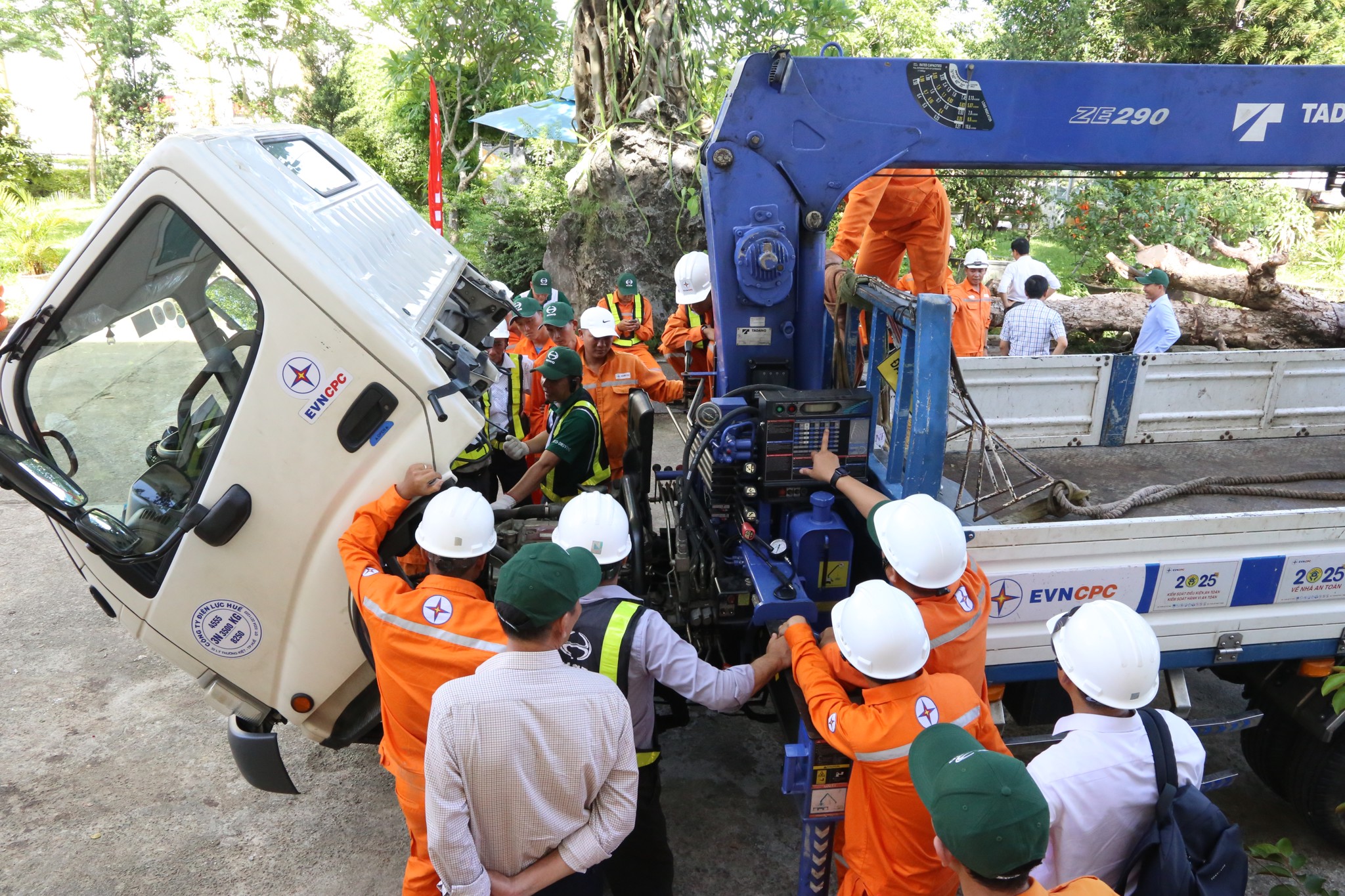 Đào tạo vận hành xe tải cẩu Điện lực miền trung