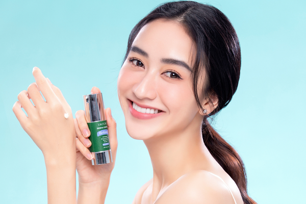 [ELLE] Á HẬU HÀ THU VÀ BÍ KÍP CHĂM SÓC DA “TAM GIÁC CÂN” CỰC KỲ HIỆU QUẢ