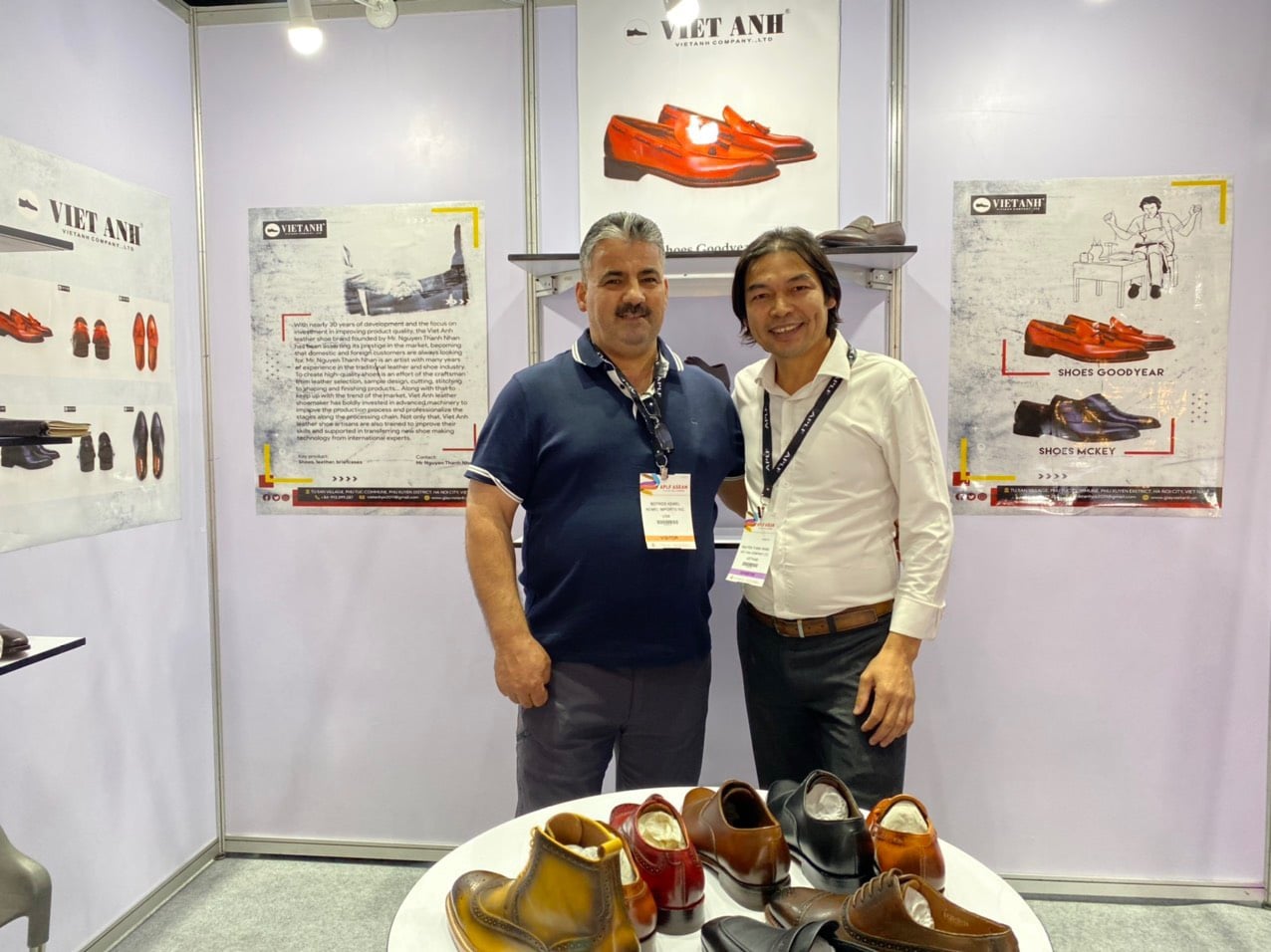 Giày Việt Anh đi đến khắp nơi trong và ngoài nước , được sự ủng hộ của quý khách hàng !