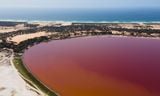 Hồ nước màu hồng mặn hơn biển Chết
