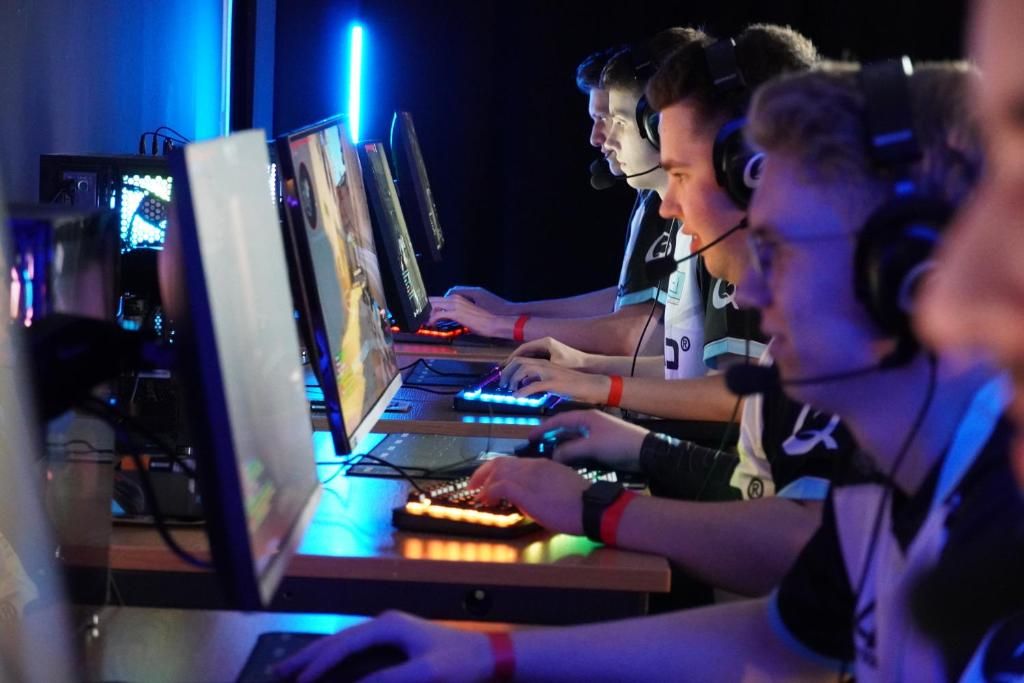 bán linh kiện máy tính cho gaming house