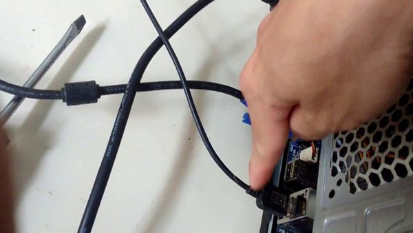 Kiểm tra Cable kết nối với màn hình
