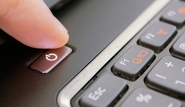 Tắt máy bằng nút Power