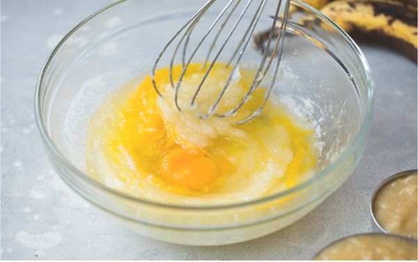 trộn hỗn hợp bột, chuối, trứng