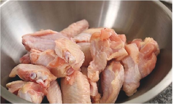 sơ chế thịt gà trước khi làm món thịt gà sốt cam