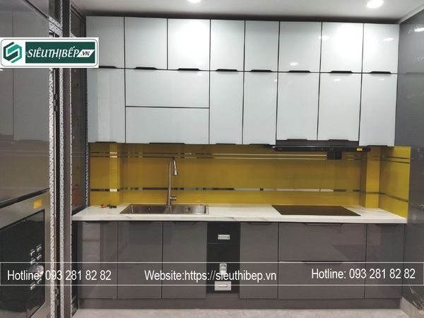 bộ tủ bếp inox sử dụng đá trắng xứ kết hợp kính ốp tường sơn vàng