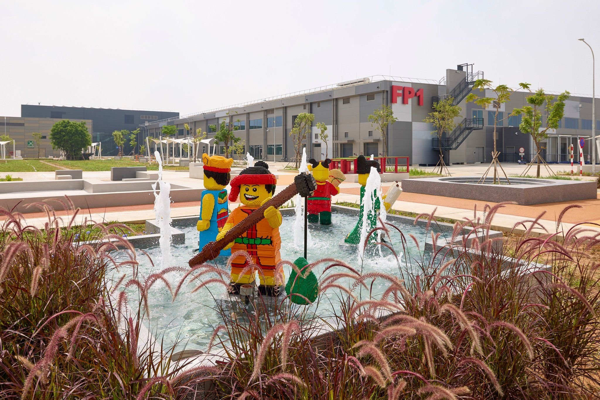 hinh-anh-ben-trong-nha-may-LEGO-vietnam