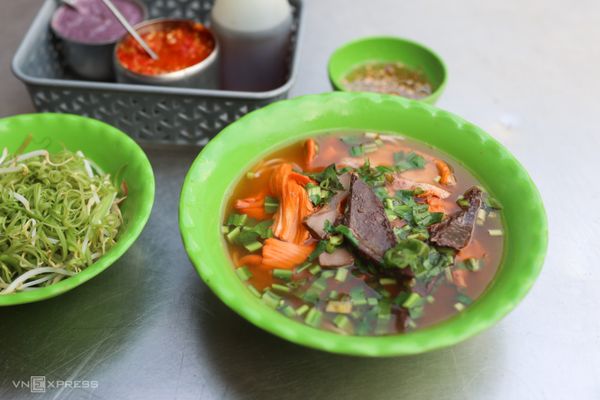 Quán bún riêu vịt bán hơn 200 bát trong ba tiếng