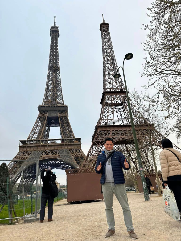 Hai tháp Eiffel cùng xuất hiện ở Paris