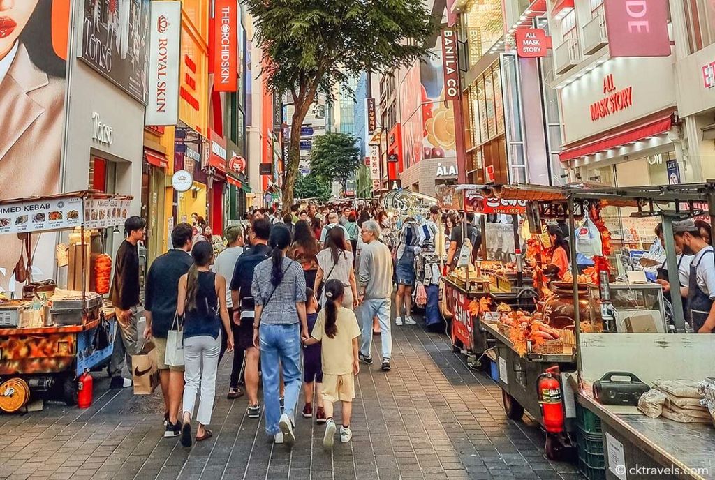 Khám phá Myeongdong, con phố sầm uất với hàng loạt điều thú vị