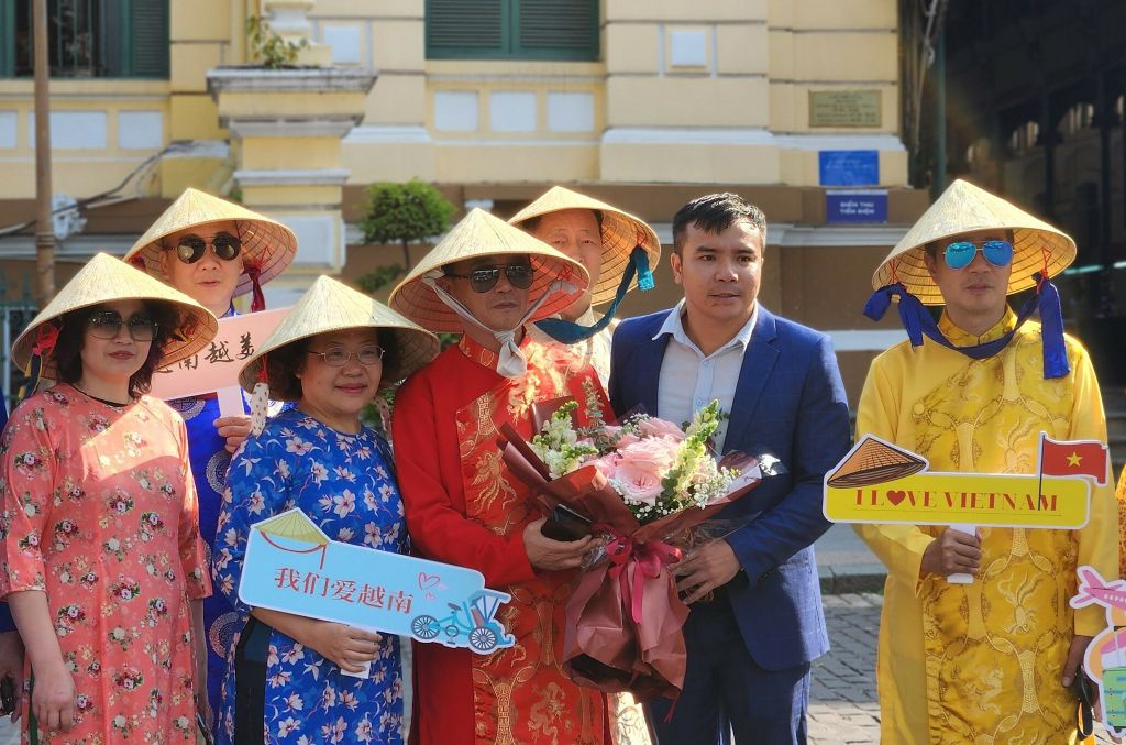 Đoàn khách Trung Quốc đầu tiên bay đến Việt Nam