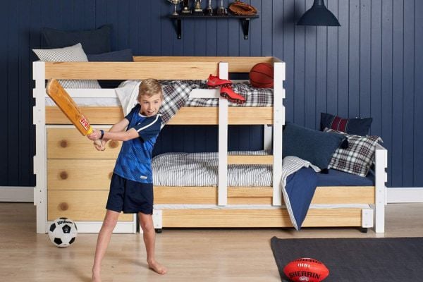 Giường đôi cho bé bằng gỗ MDF – tích hợp góc học tập, tủ đồ và kệ sách trong một thiết kế gọn gàng, hiện đại.