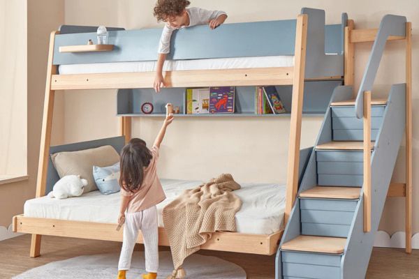 Giường đôi cho bé phong cách hiện đại – tối ưu không gian, giữ trọn sự ấm cúng và dễ thương cho phòng ngủ nhỏ.