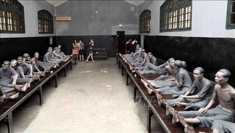 TINH THẦN VIỆT NAM BẤT KHUẤT: ĐÊM TÙ TẠI HÒA LÒ