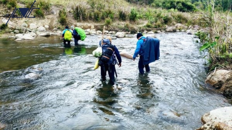 trekking tự túc và theo tour