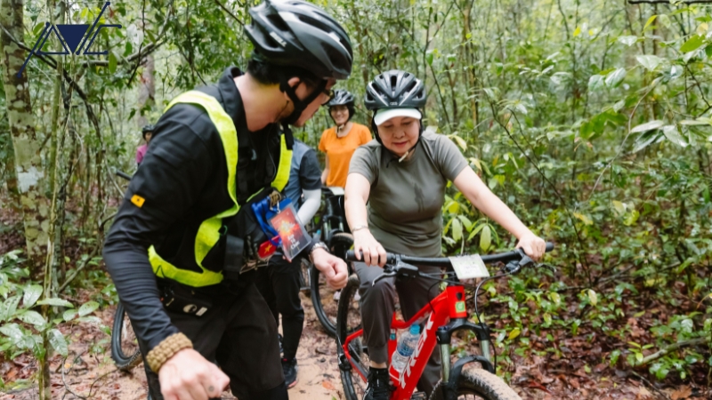 trekking tự túc và theo tour