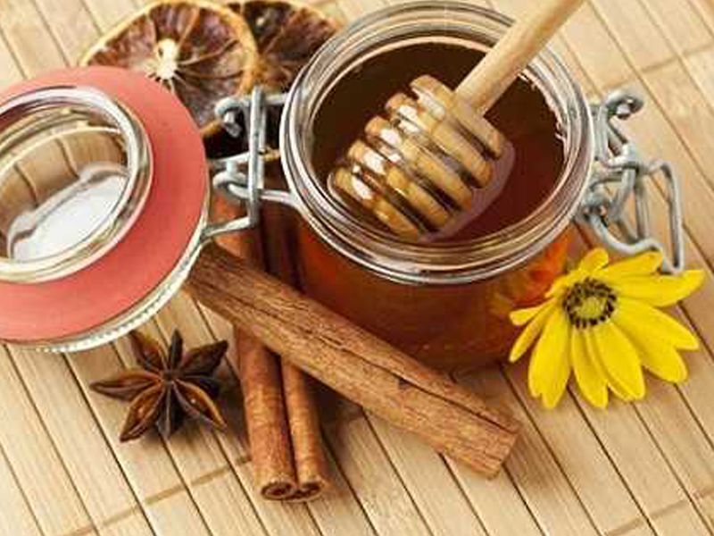 Thuốc phối hợp mật ong và quế