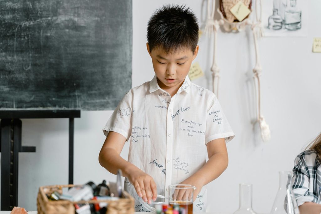 NHÀ MÌNH ĐẦU TƯ BAO NHIÊU TIỀN/THÁNG CHO CON HỌC?