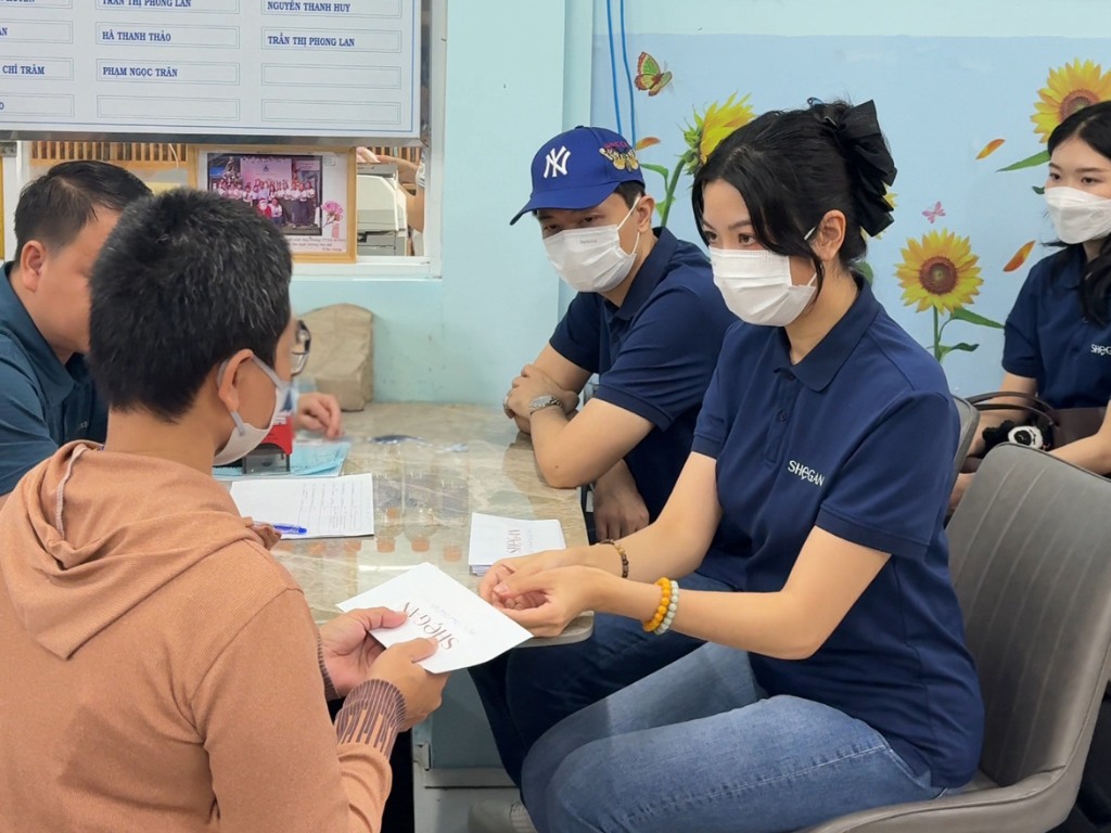 Các phần hỗ trợ được SHeGAN trao tặng tận tay cho người nhà các em
