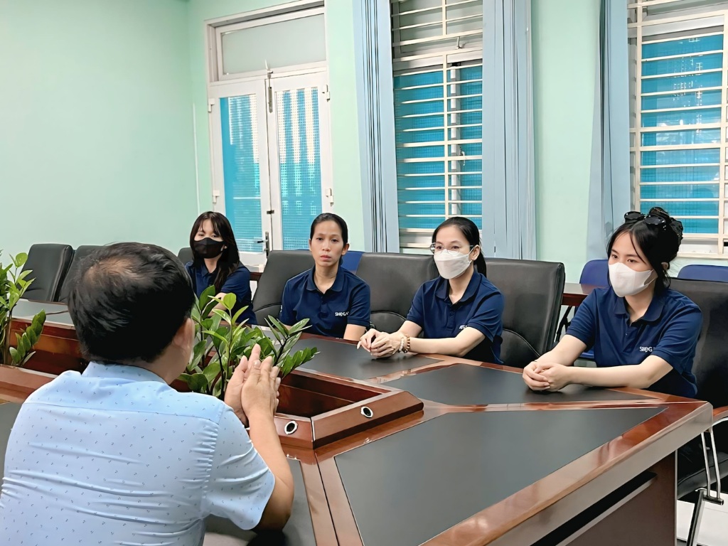 SHeGAN thăm hỏi và tìm hiểu về hoàn cảnh, tình hình sinh hoạt cũng như học tập của các em
