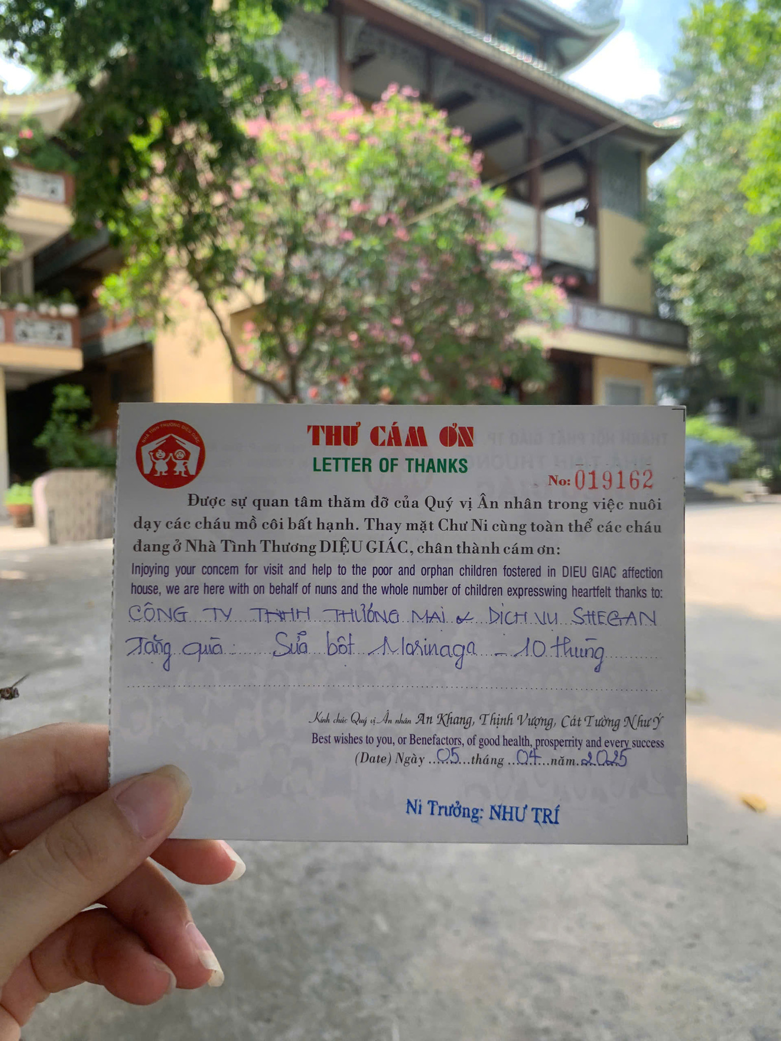 Đội ngũ SHeGAN trao tặng các phần sữa dinh dưỡng để tiếp sức cho các bé trên hành trình tương lai