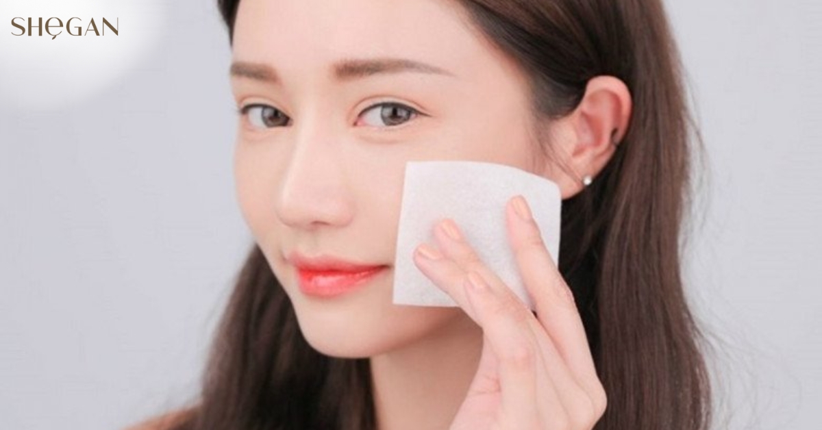 Thấm khô da bằng khăn mềm hoặc bông tẩy trang