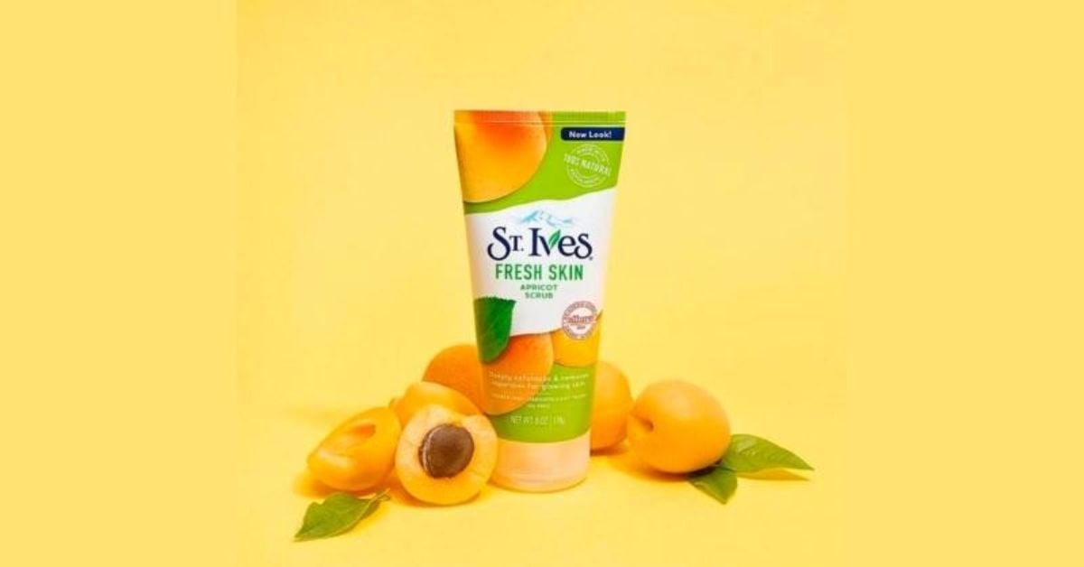 Sữa rửa mặt ST.IVES giúp tưới mát làn da với hương mơ dễ chịu