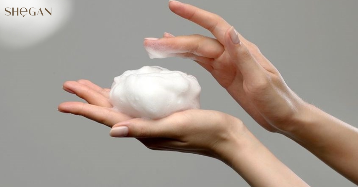 Dùng sữa rửa mặt tạo bọt có tốt không