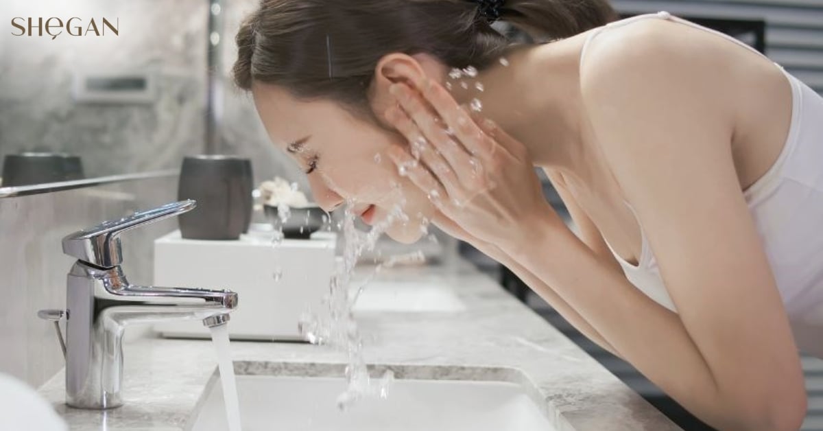 Dùng nước ấm nhẹ để rửa mặt