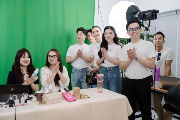 Các bạn giao lưu cùng Host chuyên nghiệp, mở ra 1 cơ hội nghề nghiệp mới