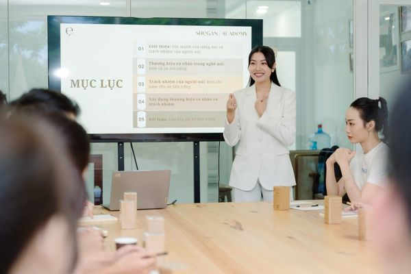 Á hậu Quốc tế Thuý Vân (Founder SHeGAN) có cơ hội chia sẻ cùng Top 30 về chủ đề “Nói có trách nhiệm”