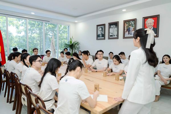 Á hậu Quốc tế Thuý Vân (Founder SHeGAN) có cơ hội chia sẻ cùng Top 30 về chủ đề “Nói có trách nhiệm”