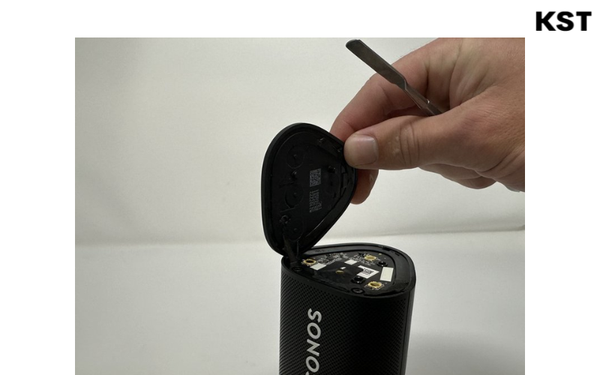 Mở nắp loa Sonos Roam