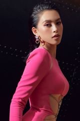 Khuyên tai dạng vòng - phụ kiện 'tôn vinh' vest, blazer