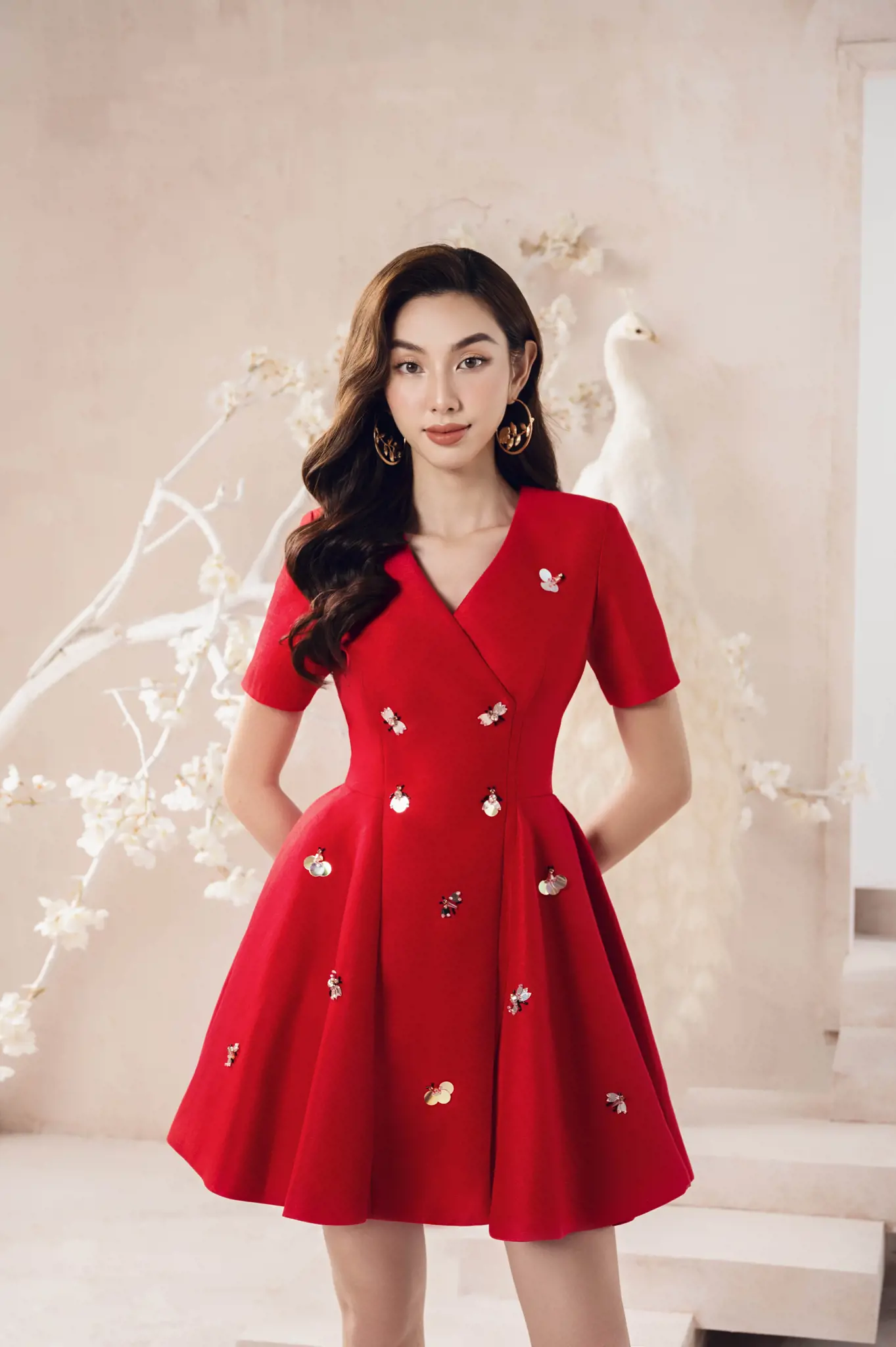 Hoa hậu Thùy Tiên diện đầm lấy cảm hứng từ chim khổng tước và hoa sen