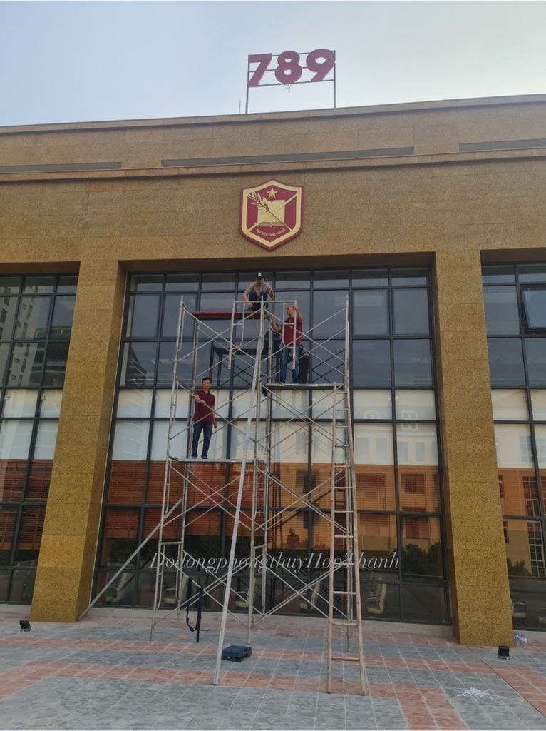 Lắp đặt Quân hiệu cho Học viện Quốc Phòng