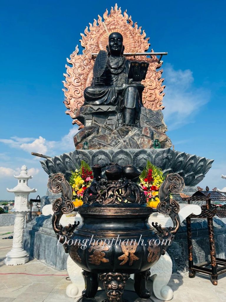 Bức hào quang phật Trần Nhân Tông tại đền Huyền Trân công chúa - Chùa Hổ Sơn, Vụ Bản , Nam Định