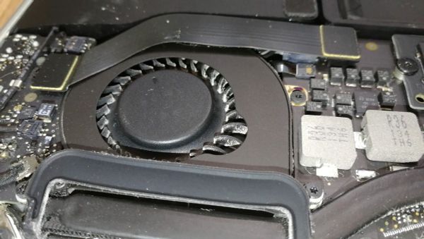 ve-sinh-macbook-pro-laptopone