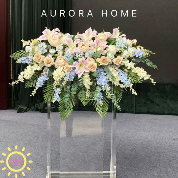 Hoa giả để bục phát biểu tông trắng sang trọng | Aurora Home