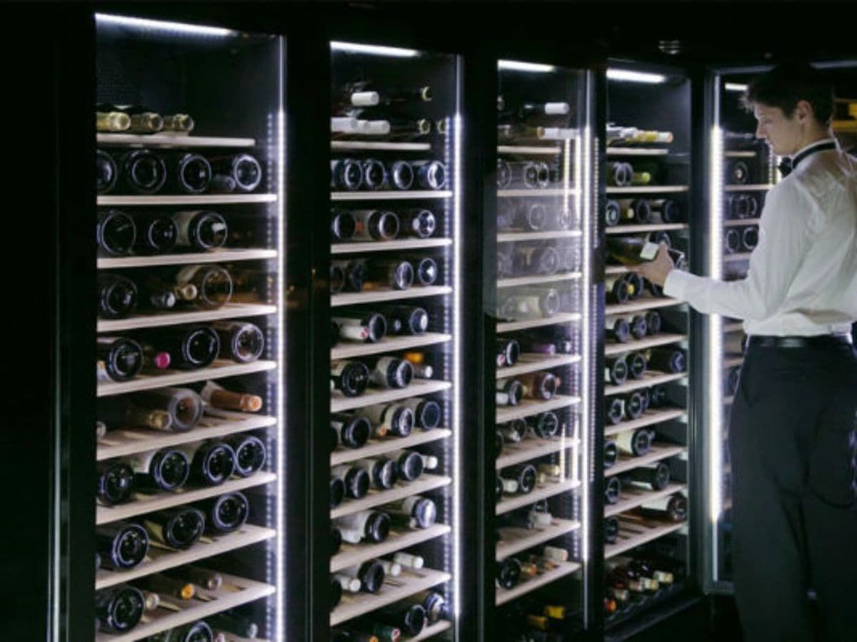 Vì sao nên đặt rượu vang nằm ngang để trong tủ ướp rượu?