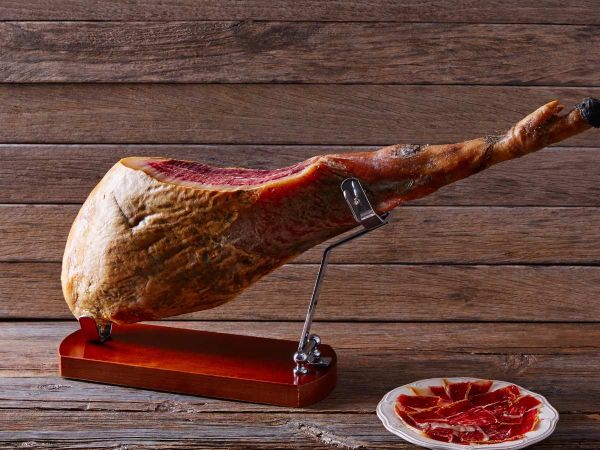 Bat-mi-cach-so-sanh-thit-heo-Iberico-Bellota-va-thit-heo-Iberico-Cebo