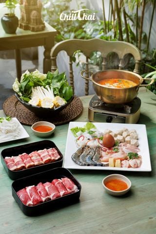 Mưa Sài Gòn, ghé ChillThai: Lẩu Tom Yum lo phần ấm lòng