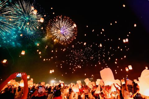 Khách Việt choáng ngợp trước đêm thả đèn trời như cổ tích ở Thái Lan